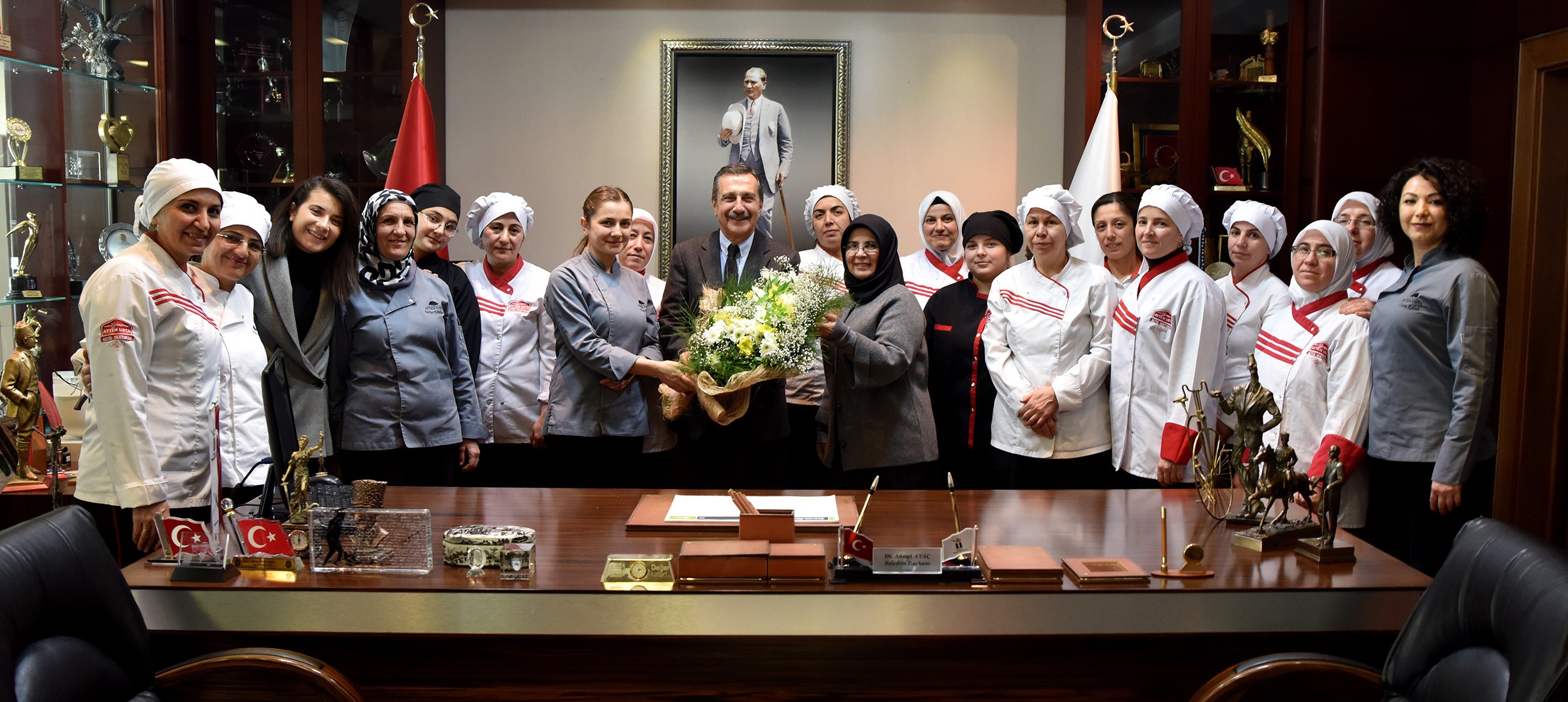Ayten Usta’nın kadın çalışanlarından Başkan Ataç’a teşekkür